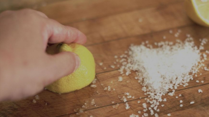 Cum să cureţi tocătorul din lemn