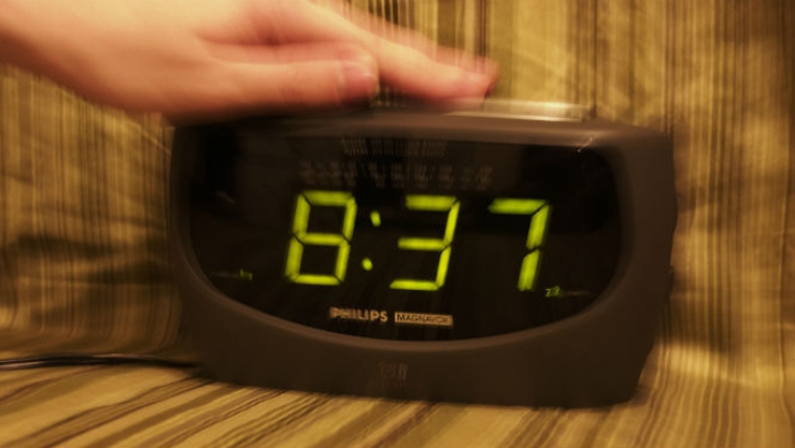 Cum să renunți să te culci la loc după ce îți sună alarma dimineața