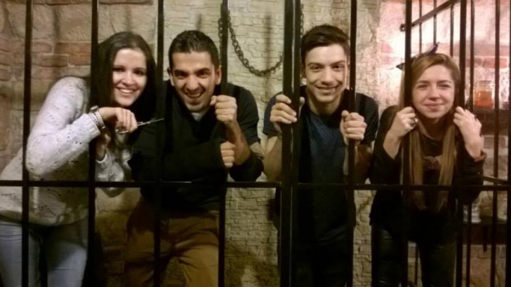 Turişti sunt &icirc;nchişi &icirc;ntr-o temniţă a Clujului 