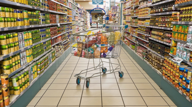 Auchan, Carrefour, Cora şi Kaufland sunt cercetate pentru posibile practici anticoncurenţiale