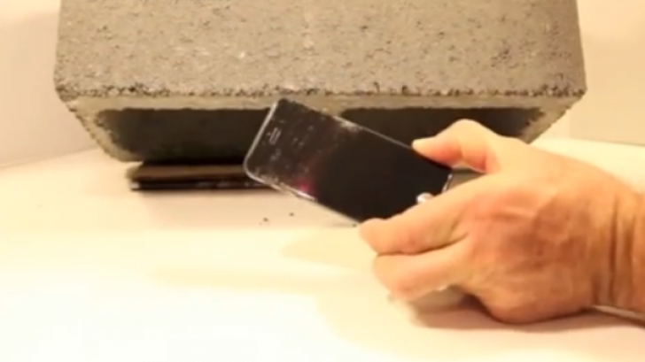  iPhone-ul care rezistă în lupta cu betonul