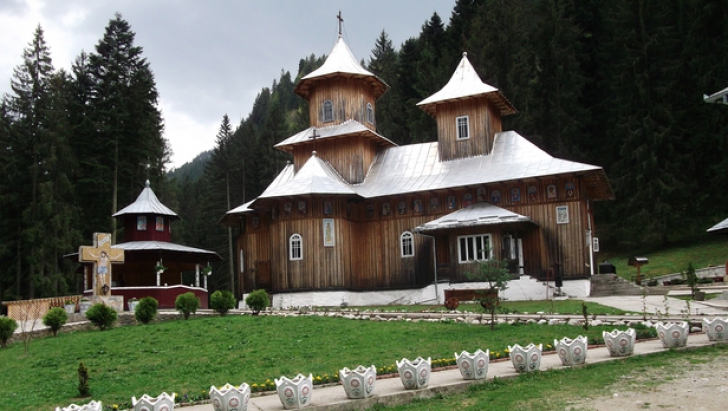 IULIA IONESCU a stat o noapte în Mănăstirea Sihăstria Rarăului