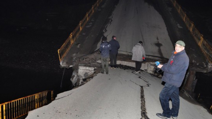Mașini suspendate în Hunedoara, după ce un pod s-a rupt