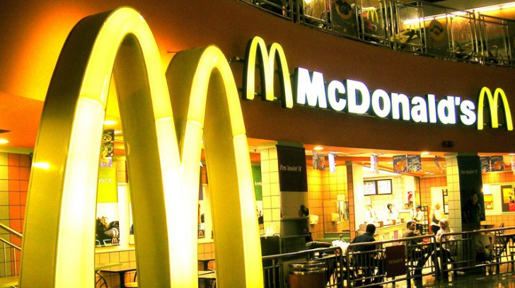 Scandal MONSTRU la McDonald's: şefii furau din salariile angajaţilor