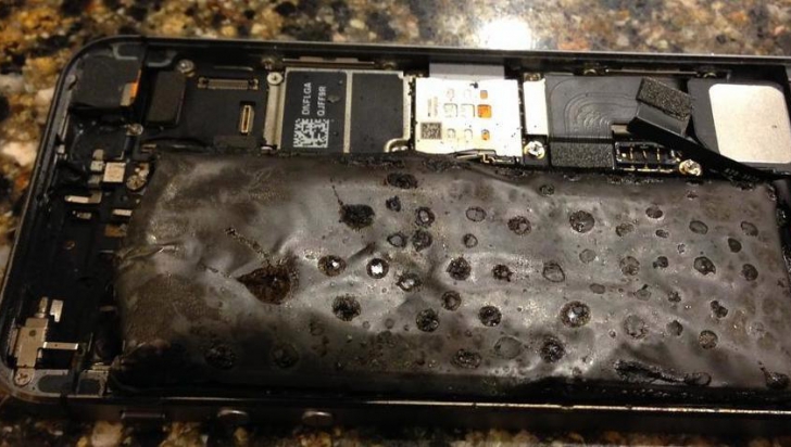 Momentul in care bateria unui iPhone 5S explodeaza