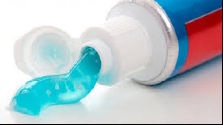 De ce fiecare pastă de dinți are o culoare diferită în partea de jos