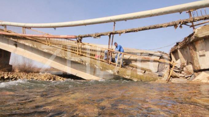 Cauza prăbuşirii podului peste râul Strei - "subspălarea avansată" a fundaţiei