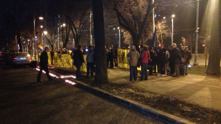 Protest în Bucureşti în faţa Ambadadei Ucrainei