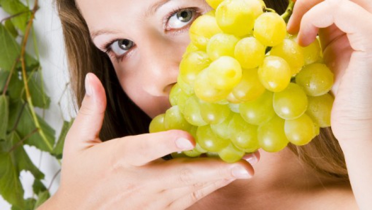 De ce să mănânci STRUGURI: Ce beneficii au "superfructele" toamnei