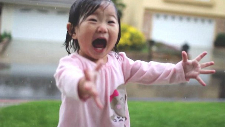 Reacția adorabilă a unei fetițe care vede ploaia pentru prima oară