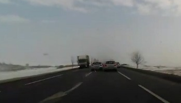 Șofer nesimțit, filmat în timp ce a provocat un accident și a fugit de la fața locului