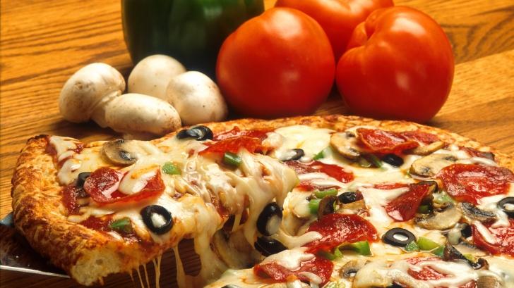 Angajatul unei PIZZERII din Braşov, ÎNJUNGHIAT de clienţi, după ce le-a LIVRAT pizza