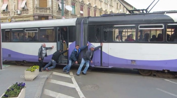 TRAMVAI ÎMPINS DE CĂLĂTORI, la Timişoara / Foto: opiniatimisoarei.ro