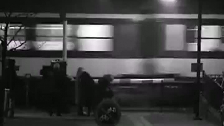 La un pas să fie călcată de tren, după ce a vrut să traverseze fără să ţină seama de barieră