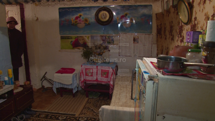 Un adăpost aerian, construit pentru a salva vieţi în caz de război, e "acasă" pentru o familie din Cluj.