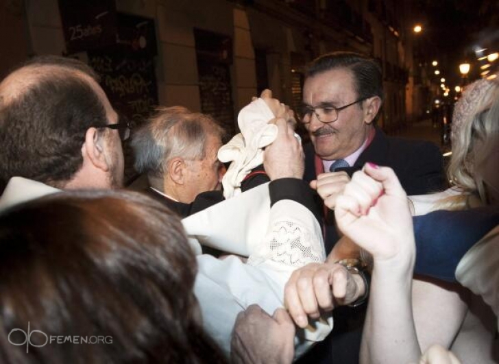 Activistele Femen l-au atacat pe arhiepiscopul de Madrid