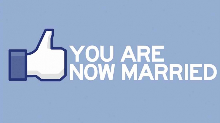 Ce se întâmplă dacă scrii pe Facebook că eşti căsătorit