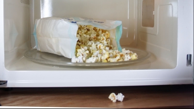 Iată din ce sunt făcute pungile de popcorn la microunde. Nu vei mai cumpăra niciodată aşa ceva!