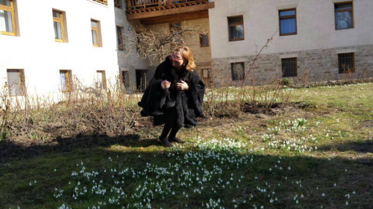 Maria Grapini, în vizită la Mânăstirea Dragomirna. Imaginea cu care şi-a uimit fanii