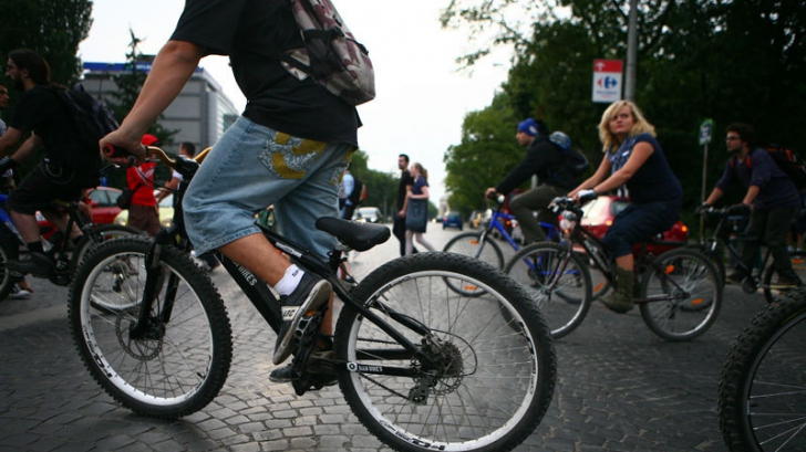 Franţa vrea să plătească angajaţii care merg la lucru pe bicicletă