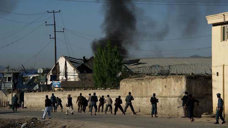 Cel puţin patru morţi într-un atac sinucigaş care a vizat un convoi NATO, la Kabul