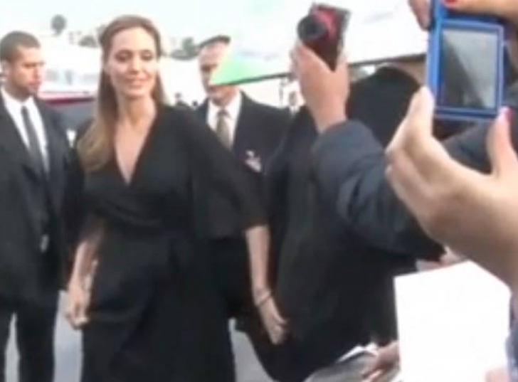 Angelina Jolie şi-a ciupit partenerul, pe Brad Pitt, chiar pe covorul roşu