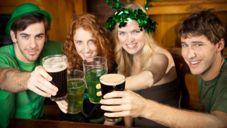 Petrecere cu bere irlandeză de Ziua Sfântului Patrick