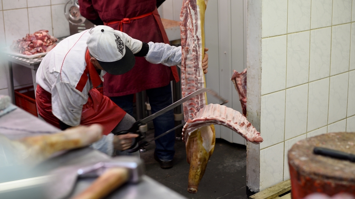 Alertă în Argeş. Şapte tone de carne expirată şi tone de alte produse expirate, confiscate