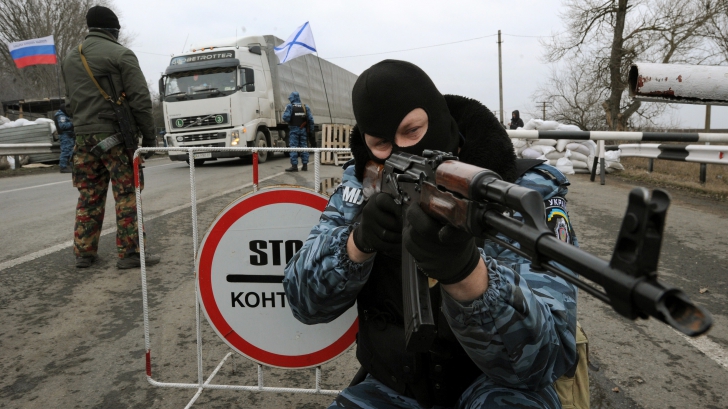 Oameni înarmaţi ocupă poziţii strategice în Crimeea