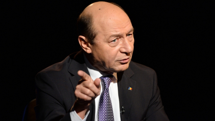 Băsescu a plecat la Consiliul European: "Îl invit pe Ghiţă fără frică să citească Constituţia"