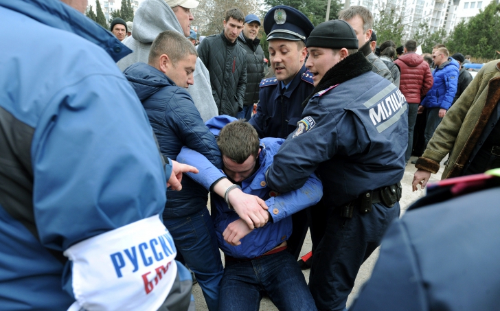 ACTIVIŞTI pro-ucraineni, deţinuţi în Crimeea. FOTO: Mediafax FOTO