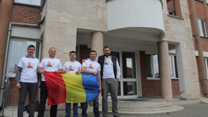 Poliţişti BCCO s-au fotografiat în faţa sediului IPJ Alba în tricouri cu imaginea lui Berbeceanu