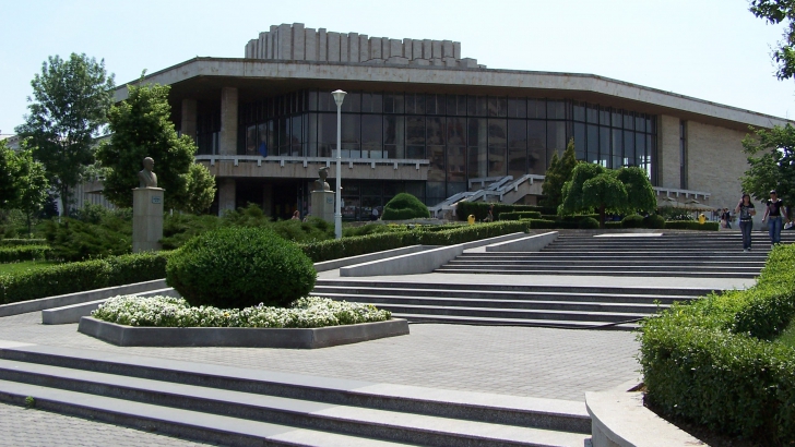 Contract de 13 mil. euro pentru amenajarea unei parcări subterane în zona Teatrului Naţional Craiova