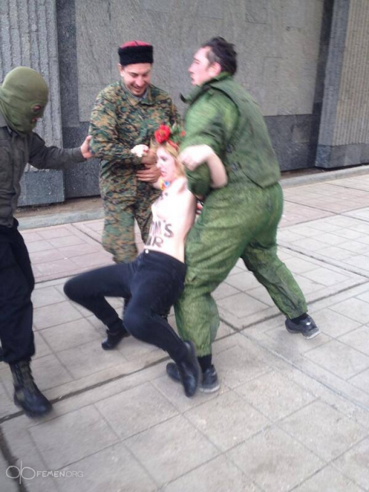 Activistele Femen au denunţat "războiul lui Putin"