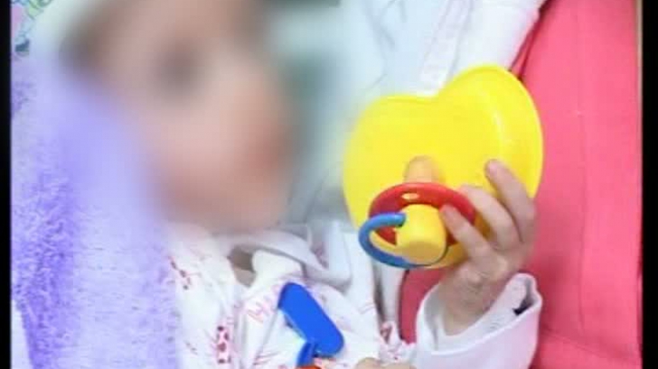 Fetiţa de la Vaslui care a fost înfometată de părinţi a ajuns la Spitalul de Pediatrie Iaşi