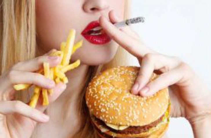 Fumatul, la fel de periculos ca şi fast-food-ul?