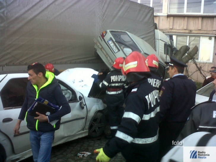 ACCIDENT TERIBIL la Reşiţa: un tir a intrat într-un bloc, după ce a zdrobit patru maşini