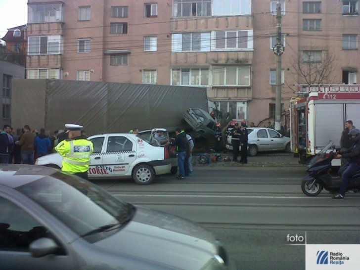 ACCIDENT TERIBIL la Reşiţa: un tir a intrat într-un bloc, după ce a zdrobit patru maşini