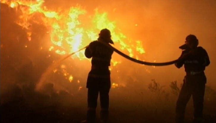 INCENDIU PUTERNIC, 4 case au fost distruse