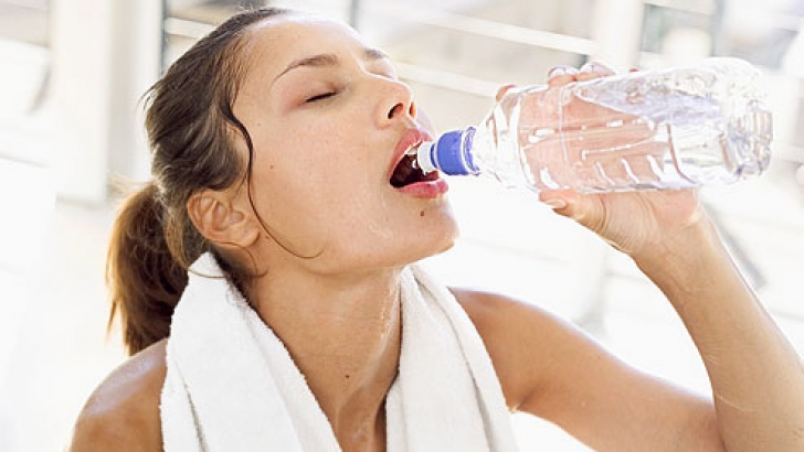 7 minuni ale apei: beneficiile nebanuite asupra organismului si a siluetei