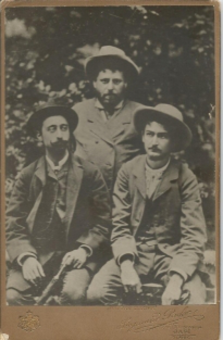 Scriitorul Ion Creangă, alături de A.C. Cuza (stânga) şi N.A. Bogdan (dreapta)