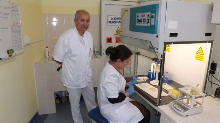 O echipă de medici clujeni lucrează &icirc;n laborator la descoperirea unei posibile metode de vindecare a cancerului de ficat