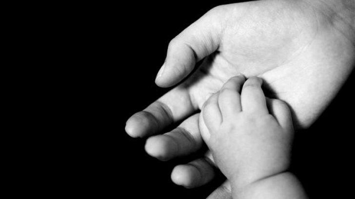 SALVARE MIRACULOASĂ: Un bebeluş a supravieţuit deşi s-a născut în timpul unui accident