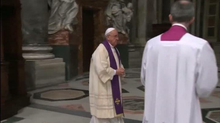 Papa Francisc s-a spovedit în public, în timpul unei ceremonii religioase