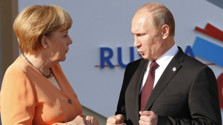 Cancelarul Germaniei, Angela Merkel, într-o discuţie cu preşedintele Rusiei, Vladimir Putin