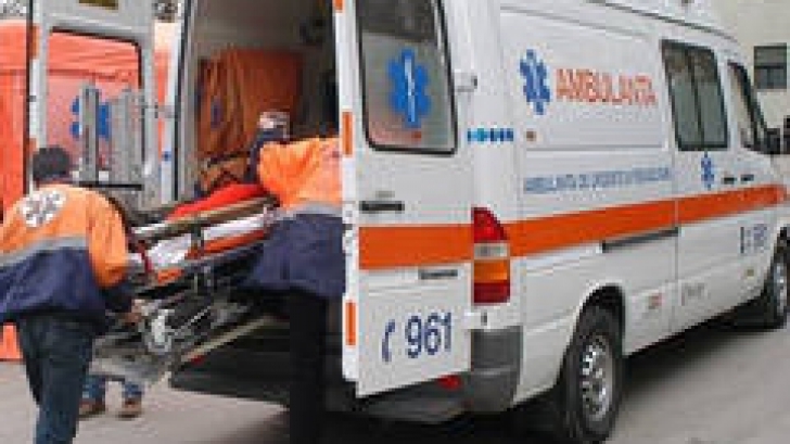 Arad: Tânărul târât de o maşină şi abandonat în stare critică pe un drum a murit la spital