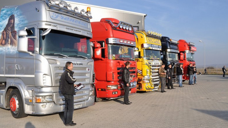 Transportatorii români protestează în faţa ambasadelor Germaniei şi Franţei