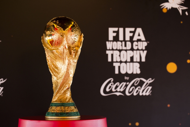 (P) Peste 7500 români au admirat Trofeul Cupei Mondiale™ FIFA, expus de Coca-Cola la București