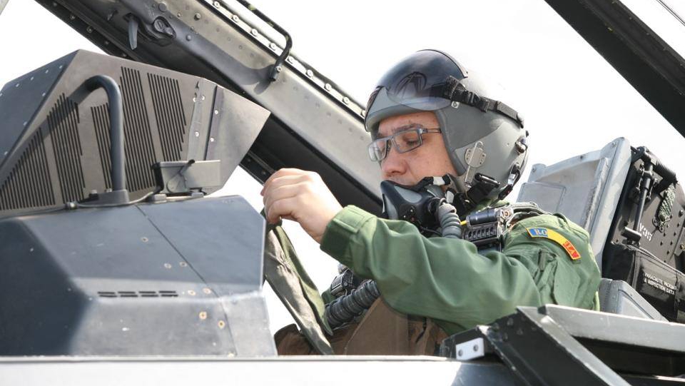 Piloții ucraineni de pe F-16 ar putea să fie pregătiți în România – Politico