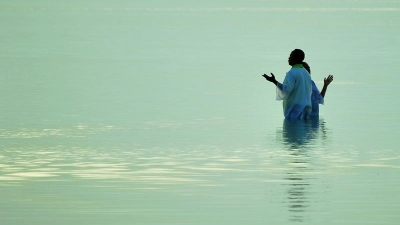 Un om care a fost botezat &icirc;n mare, &icirc;n California, a fost luat pe neaşteptate de valuri şi a dispărut